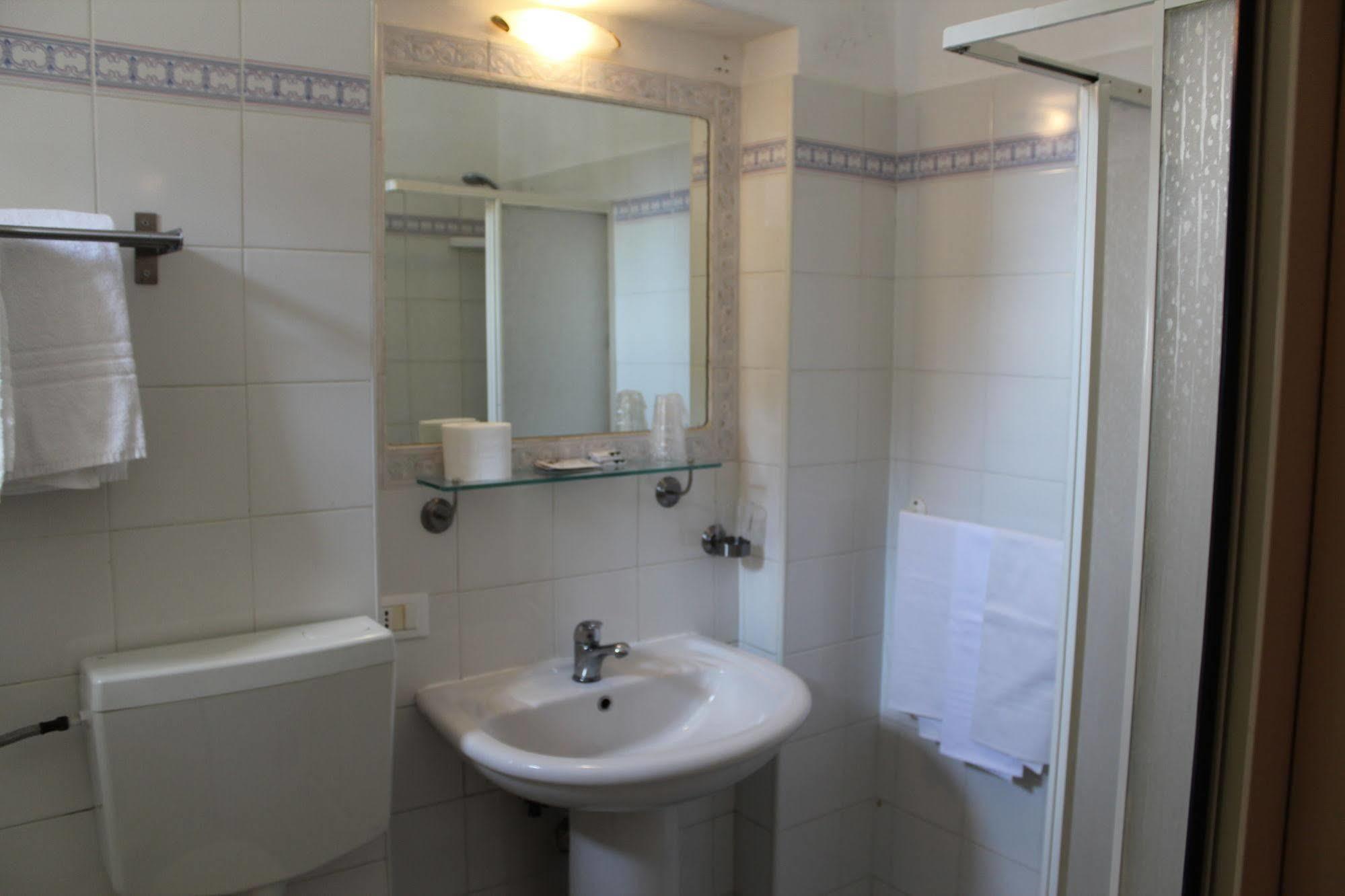 Hotel Le Rose Tivoli Terme Ngoại thất bức ảnh